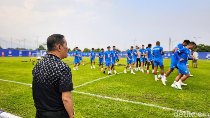 Umuh Muchtar saat melihat latihan perdana Persib di bawah asuhan Igor Tolic