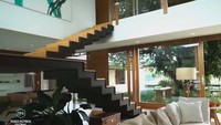 Vila punya Neymar didesain dengan konsep minimalis dan modern, lalu dipadukan dengan nuansa tropis yang hangat agar Neymar bisa bersantai bareng teman-teman dan keluarganya. Foto: Youtube/Todo Futbol Global