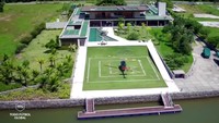 Tak cuma itu, vila ini punya helipad untuk pendaratan helikopter agar memudahkan Neymar untuk pulang-pergi. Salah satu fasilitas paling eksklusif yang ada di vila milik pesepakbola Brasil tersebut. Foto: Youtube/Todo Futbol Global