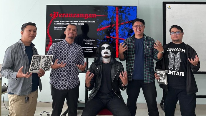 Suasana sidang akhir mahasiswa Telkom University yang viral lantaran mahasiswanya berdandan ala black metal. Foto diunggah Sabtu (11/7/2026).