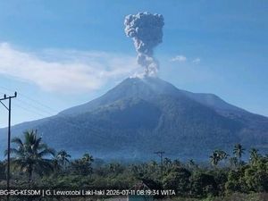 Gunung Lewotobi Laki-laki Erupsi 2 Kali, Tinggi Kolom Abu Capai 1.600 Meter
