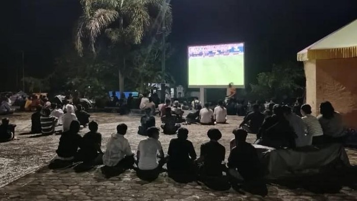 Warga Lamandau nobar Piala Dunia 2026 di Bundaran Rusa Nanga Bulik. (dok Istimewa)