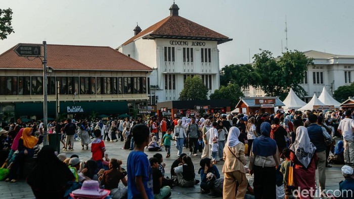 Kawasan Kota Tua Jakarta dipadati pengunjung pada Sabtu (11/7/2026) menjelang berakhirnya masa libur sekolah. Ribuan wisatawan memanfaatkan akhir pekan untuk menikmati suasana kawasan bersejarah yang menjadi salah satu destinasi wisata favorit di ibu kota.
