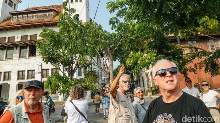 Kawasan Kota Tua Jakarta dipadati pengunjung pada Sabtu (11/7/2026) menjelang berakhirnya masa libur sekolah. Ribuan wisatawan memanfaatkan akhir pekan untuk menikmati suasana kawasan bersejarah yang menjadi salah satu destinasi wisata favorit di ibu kota.