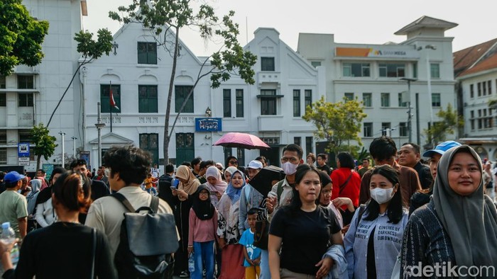 Kawasan Kota Tua Jakarta dipadati pengunjung pada Sabtu (11/7/2026) menjelang berakhirnya masa libur sekolah. Ribuan wisatawan memanfaatkan akhir pekan untuk menikmati suasana kawasan bersejarah yang menjadi salah satu destinasi wisata favorit di ibu kota.