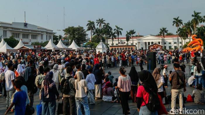 Kawasan Kota Tua Jakarta dipadati pengunjung pada Sabtu (11/7/2026) menjelang berakhirnya masa libur sekolah. Ribuan wisatawan memanfaatkan akhir pekan untuk menikmati suasana kawasan bersejarah yang menjadi salah satu destinasi wisata favorit di ibu kota.