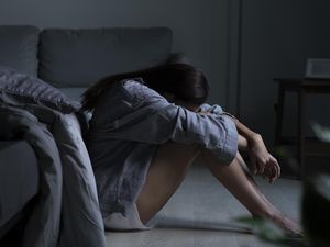 Teringat Hal-hal Memalukan Tiap Mau Tidur? Ternyata Ada Penjelasan Medisnya