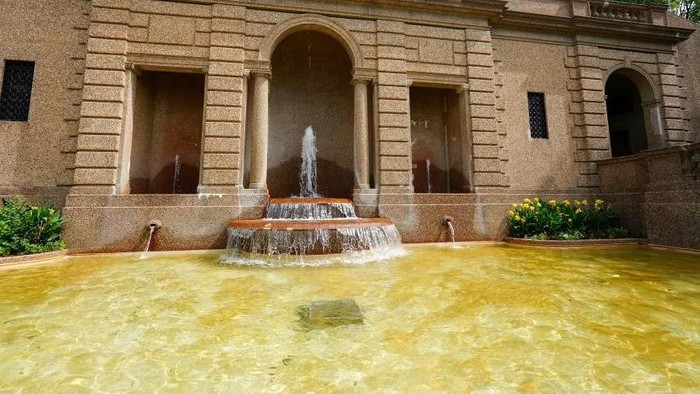 Air mancur bersejarah di Meridian Hill Park, Washington DC warnanya berubah jadi oranye