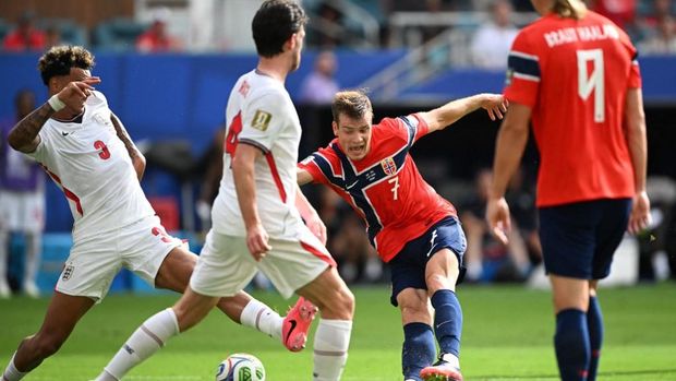 Norway's forward #07 Alexander Sorloth kicks the ball past England's defender #03 Nico O'Reilly during the 2026 World Cup football tournament quarter-final match between Norway and England at Miami Stadium in Miami Gardens on July 11, 2026.  (Photo by MAURO PIMENTEL / AFP)
