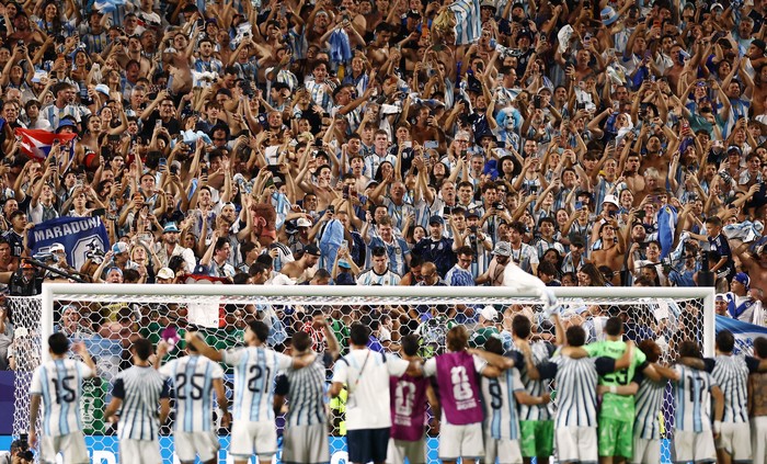Soccer Football - FIFA World Cup 2026 - Quarter Final - Argentina v Switzerland - Kansas City Stadium, Kansas City, Missouri, U.S. - July 11, 2026 Argentina players and fans celebrate after the match as Argentina qualify for the semi finals of the World Cup REUTERS/Lee Smith