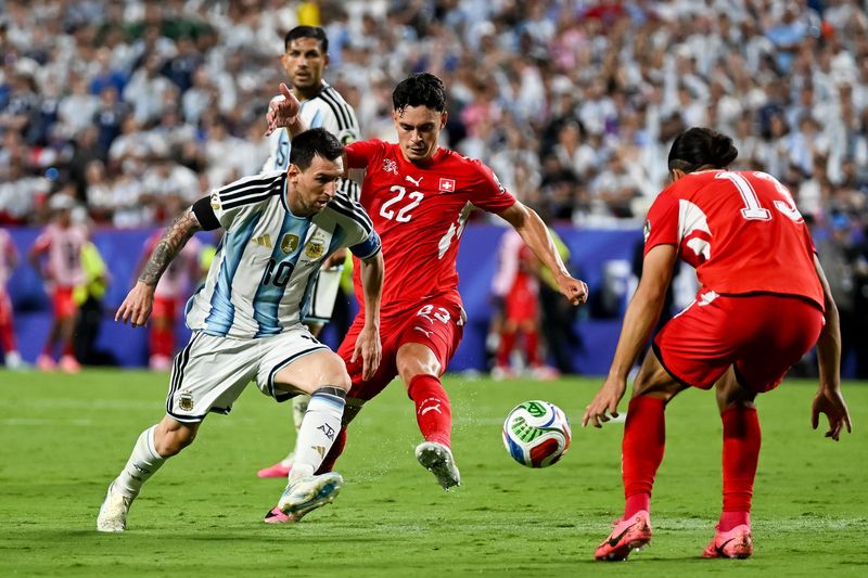 argentina vs swiss,lionel messi,piala dunia 2026,juara bola dunia 2026 KANSAS CITY, MISSOURI - JULY 11: Lionel Messi of Argentina and Fabian Rieder of Switzerland battle for the ball during the FIFA World Cup 2026 Quarter Final match between Argentina and Switzerland at Kansas City Stadium on July 11, 2026 in Kansas City, Missouri. (Photo by MB Media/Getty Images)