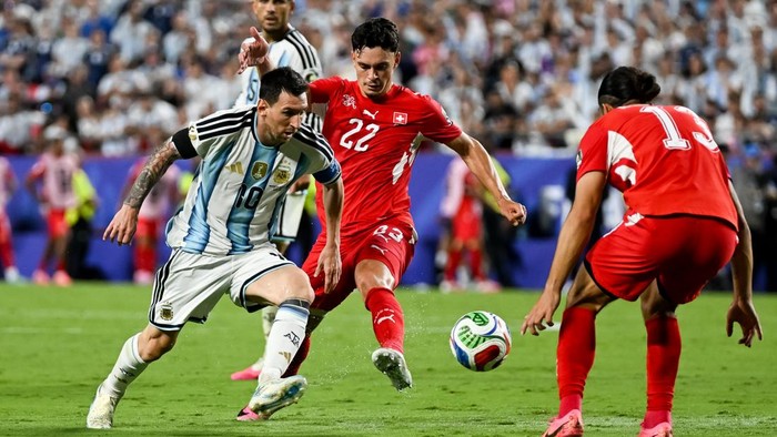 KANSAS CITY, MISSOURI - JULY 11: Lionel Messi of Argentina and Fabian Rieder of Switzerland battle for the ball during the FIFA World Cup 2026 Quarter Final match between Argentina and Switzerland at Kansas City Stadium on July 11, 2026 in Kansas City, Missouri. (Photo by MB Media/Getty Images)