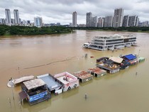 Warga Terdampar di Atap Rumah gegara Banjir Dahsyat