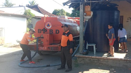 BPBD Buleleng menyalurkan air bersih kepada warga Desa Jagaraga, Kecamatan Sawan, Minggu (12/7/2026). Warga di sana mengalami krisis air akibat perbaikan jaringan irigasi. (Dok. BPBD Buleleng)