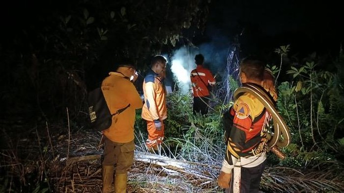 BPBD Kotawaringin Barat mengatasi karhutla di kebun sawit saat malam hari, Sabtu (11/7). (dok BPBD Kobar)