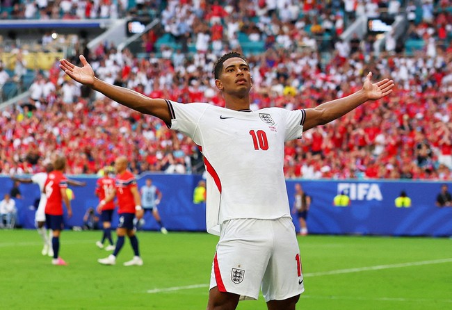 Jude Bellingham menjadi salah satu pahlawan saat membawa Timnas Inggris melaju ke semifinal Piala Dunia 2026. Di balik penampilan gemilang sang gelandang, sosok sang kekasih, Ashlyn Castro, ikut mencuri perhatian karena setia memberikan dukungan langsung dari tribun. Foto: REUTERS/Mike Segar