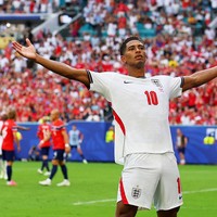 Jude Bellingham menjadi salah satu pahlawan saat membawa Timnas Inggris melaju ke semifinal Piala Dunia 2026. Di balik penampilan gemilang sang gelandang, sosok sang kekasih, Ashlyn Castro, ikut mencuri perhatian karena setia memberikan dukungan langsung dari tribun. Foto: REUTERS/Mike Segar