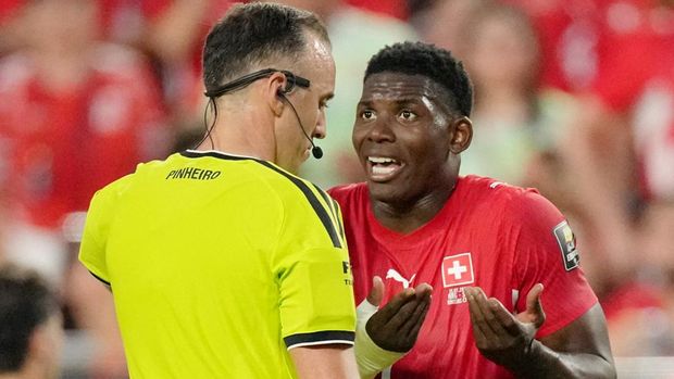 Breel Embolo Soccer Football - FIFA World Cup 2026 - Quarter Final - Argentina v Switzerland - Kansas City Stadium, Kansas City, Missouri, U.S. - July 11, 2026 Switzerland's Breel Embolo remonstrates with referee Joao Pedro Silva Pinheiro IMAGN IMAGES via Reuters/Denny Medley