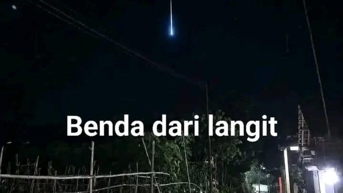 Cahaya misterius yang melintas langit Majalengka.