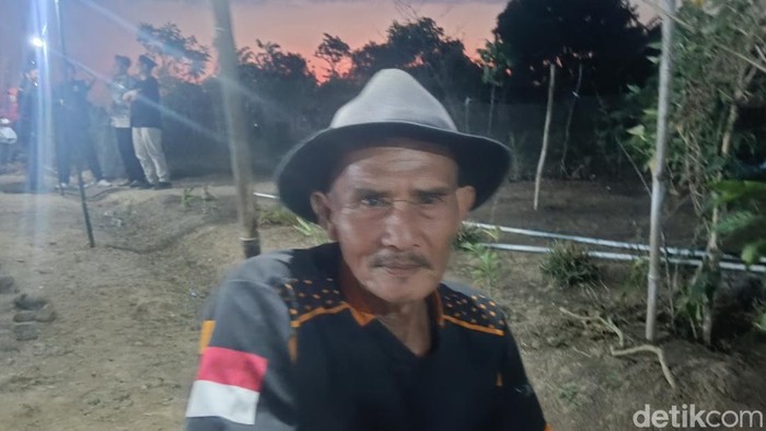 Carka, petani di blok Pasir Torok, Desa Cikawung, Kecamatan Terisi, Kabupaten Indramayu.