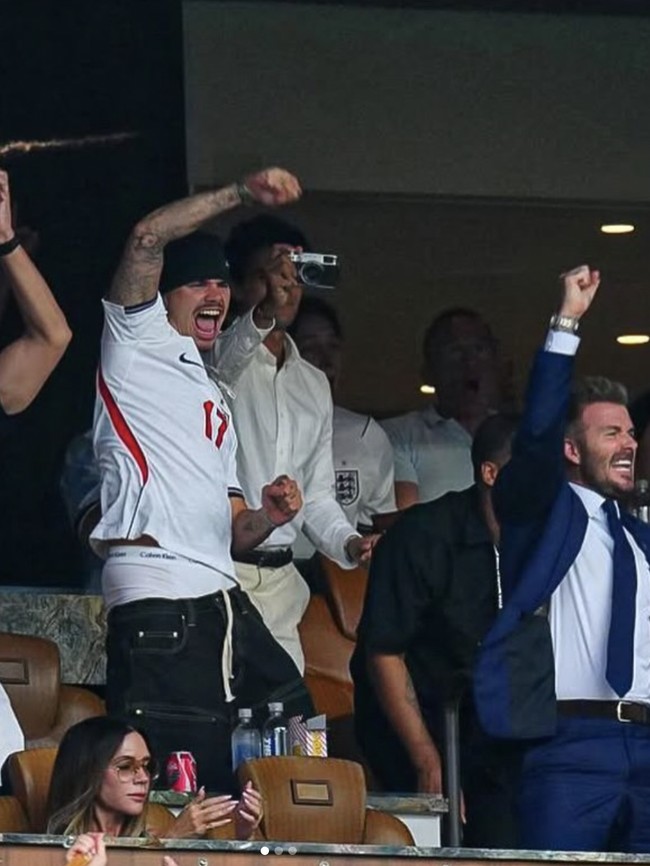Foto: Beckham & Anak Rayakan Lolosnya Inggris, Ekspresi Victoria Jadi Sorotan