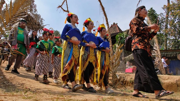 Sejumlah seniman anggota Komunitas Lima Gunung mengikuti kirab saat Festival Lima Gunung (FLG) XXV di kawasan lereng Gunung Merbabu Desa Warangan, Pakis, Magelang, Jawa Tengah Minggu (12/7/2026). Festival Lima Gunung yang merupakan pagelaran pantas seni budaya dan digelar oleh seniman petani dari lima gunung (Merapi, Merbabu, Menoreh, Andong dan Sumbing) tersebut merupakan festival mandiri tanpa sponsor dengan biaya swadaya dan dikerjakan gotong royong. ANTARA FOTO/Anis Efizudin/bar