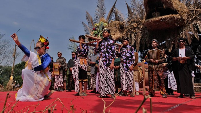 Sejumlah seniman anggota Komunitas Lima Gunung mengikuti kirab saat Festival Lima Gunung (FLG) XXV di kawasan lereng Gunung Merbabu Desa Warangan, Pakis, Magelang, Jawa Tengah Minggu (12/7/2026). Festival Lima Gunung yang merupakan pagelaran pantas seni budaya dan digelar oleh seniman petani dari lima gunung (Merapi, Merbabu, Menoreh, Andong dan Sumbing) tersebut merupakan festival mandiri tanpa sponsor dengan biaya swadaya dan dikerjakan gotong royong. ANTARA FOTO/Anis Efizudin/bar