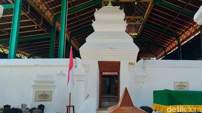 Gapura makam Kiai Ageng Gribig di Jatinom, Klaten, Minggu (12/7/2026).