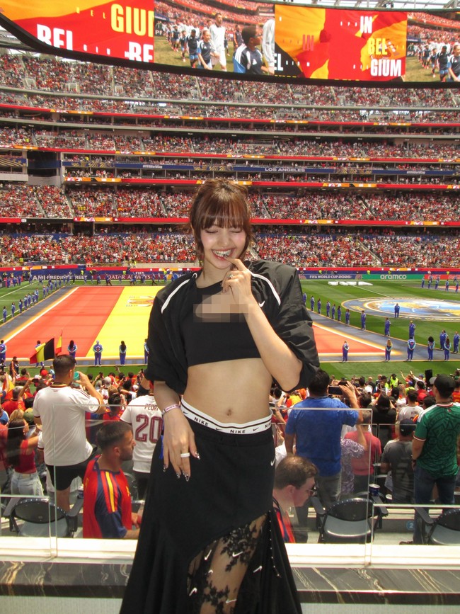 Lisa BLACKPINK memamerkan momen keseruan menonton pertandingan perempat final antara Spanyol dan Belgia. Personel asal Thailand itu turut merasakan Demam Piala Dunia 2026. Foto: dok. Instagram @lalalalisa_m
