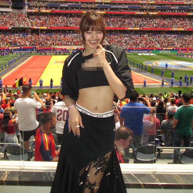 Gaya Lisa BLACKPINK Nonton Piala Dunia 2026, Pakai Bralette MARKGONG X NIKE