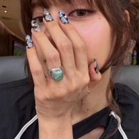 Ada hand bag merah sebagai fashion statement. Sampai koleksi cincin kolaborasi O Thongthai dan Nike Swoosh yang terbuat dari batu giok nefrit. Foto: dok. Instagram @lalalalisa_m
