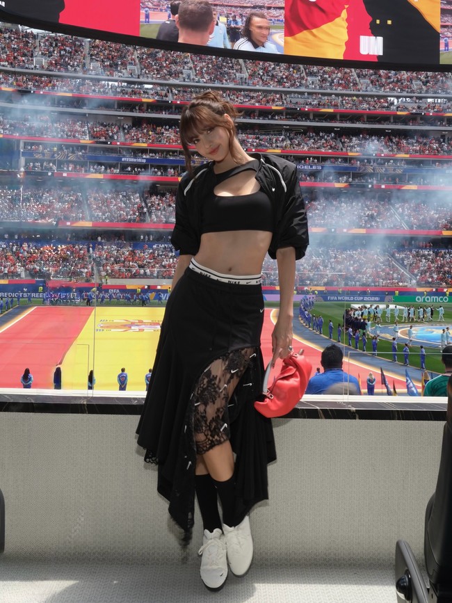 “Just here for the plot ⚽️” seru Lisa BLACKPINK. Ia tampil memesona berpose di tribun dalam balutan busana custom, hanya ada satu di dunia. Foto: dok. Instagram @lalalalisa_m