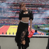 “Just here for the plot ⚽️” seru Lisa BLACKPINK. Ia tampil memesona berpose di tribun dalam balutan busana custom, hanya ada satu di dunia. Foto: dok. Instagram @lalalalisa_m