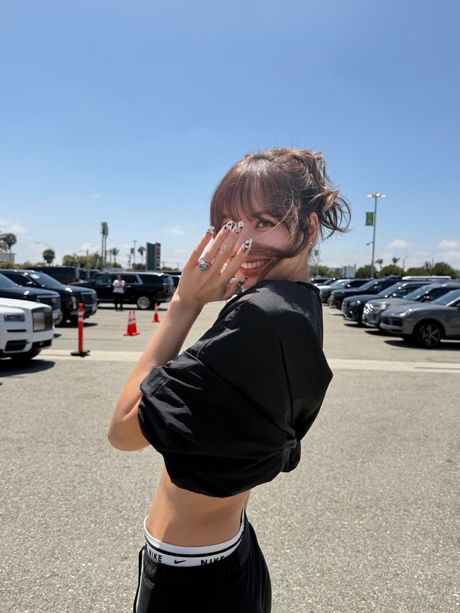 Tak sedikit fans yang salah fokus dan terpana dengan otot perut dan pinggang ramping Lisa BLACKPINK. Foto: dok. Instagram @lalalalisa_m