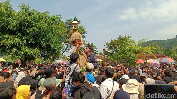 Gerebeg Suro Baturraden Sejumlah warga berebut gunungan hasil bumi saat puncak Grebeg Sura di kawasan lokawisata Baturraden, Kabupaten Banyumas, Minggu (12/7/2026).