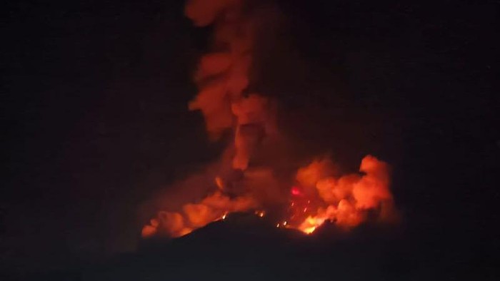 Gunung Karangetang di Pulau Siau meletus melontarkan lava pijar di sekitar kawah. Lontaran material pijar kemudian membakar alang-alang.
