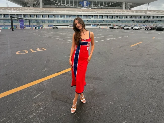 Isabel memberi dukungannya kepada Erling Haaland saat Norwegia tersingkir di perempat final Piala Dunia 2026. Pacar sang pesepakbola itu hadir di stadion mengenakan dress yang mencuri perhatian. Foto: Instagram @isabelhaugseng
