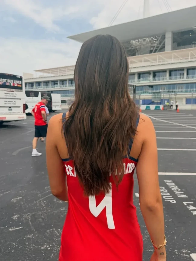 Meski akhirnya kalah, Isabel tetap mendukung ayah dari anaknya. Di Instagram, wanita 22 tahun itu mengunggah foto mereka berpelukan dengan pesan yang emosional. Foto: Instagram @isabelhaugsengj