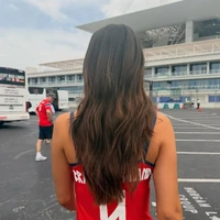 Meski akhirnya kalah, Isabel tetap mendukung ayah dari anaknya. Di Instagram, wanita 22 tahun itu mengunggah foto mereka berpelukan dengan pesan yang emosional. Foto: Instagram @isabelhaugsengj
