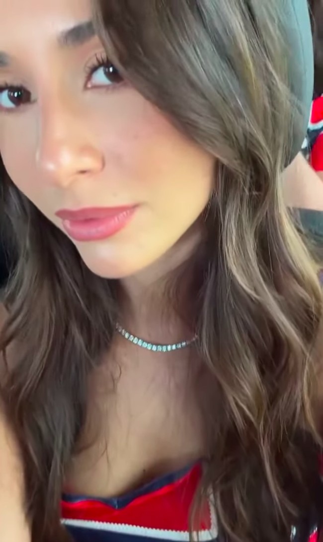 Isabel juga memamerkan riasan wajahnya yang flawless dengan pulasan lipstik bernuansa mauve dan bulu mata lentik selagi rambutnya ditata bergelombang. Foto: Instagram @isabelhaugsengj