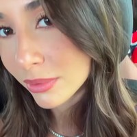 Isabel juga memamerkan riasan wajahnya yang flawless dengan pulasan lipstik bernuansa mauve dan bulu mata lentik selagi rambutnya ditata bergelombang. Foto: Instagram @isabelhaugsengj