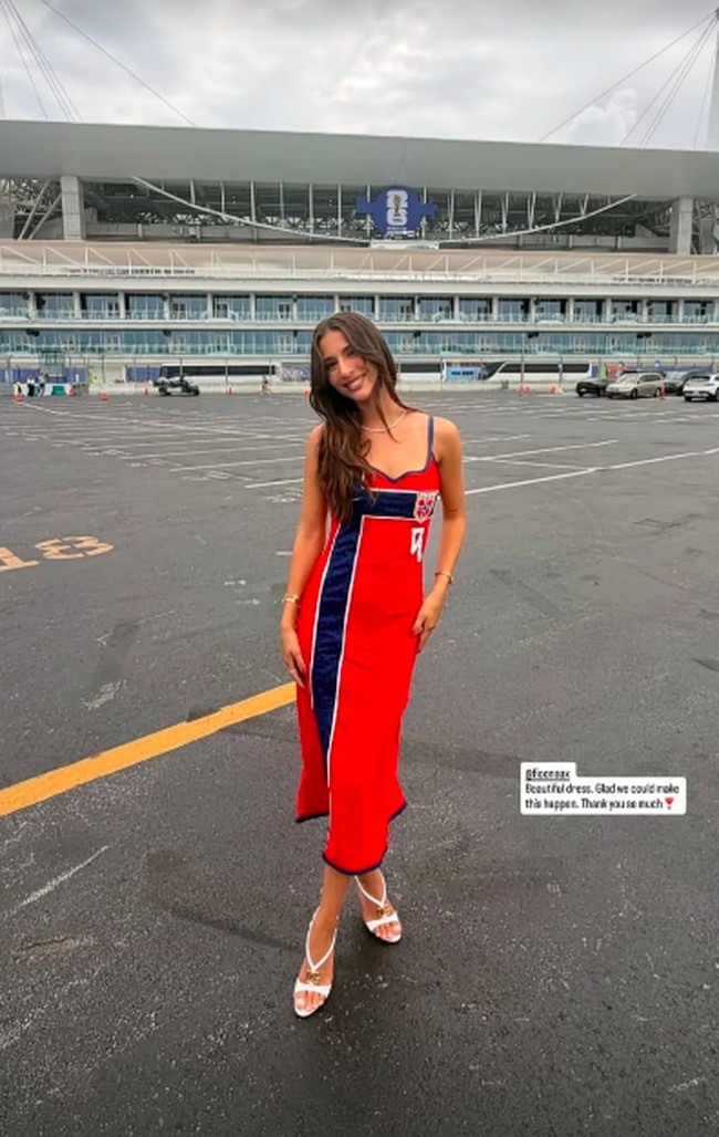 Dalam foto di Instagram, Isabel Haugseng terlihat mengenakan baju yang berbeda dari kebanyakan WAGs. Daripada jersey, ia memilih dress bermotif bendera negaranya. Foto: Instagram @isabelhaugseng