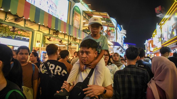 Pengunjung memadati area Jakarta Fair Kemayoran 2026 di Jakarta International Expo, Kemayoran, Jakarta, Minggu (12/7/2026). Pameran multiproduk terbesar di Asia Tenggara yang di mulai 11 Juni 2026 hingga 12 Juli 2026 tersebut mencatat transaksi mencapai Rp8,2 triliun.  ANTARA FOTO/Muhammad Adimaja/bar