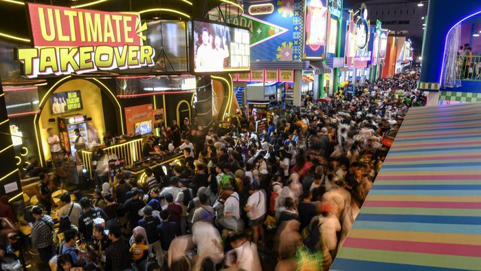 Pengunjung memadati area Jakarta Fair Kemayoran 2026 di Jakarta International Expo, Kemayoran, Jakarta, Minggu (12/7/2026). Pameran multiproduk terbesar di Asia Tenggara yang di mulai 11 Juni 2026 hingga 12 Juli 2026 tersebut mencatat transaksi mencapai Rp8,2 triliun.  ANTARA FOTO/Muhammad Adimaja/bar