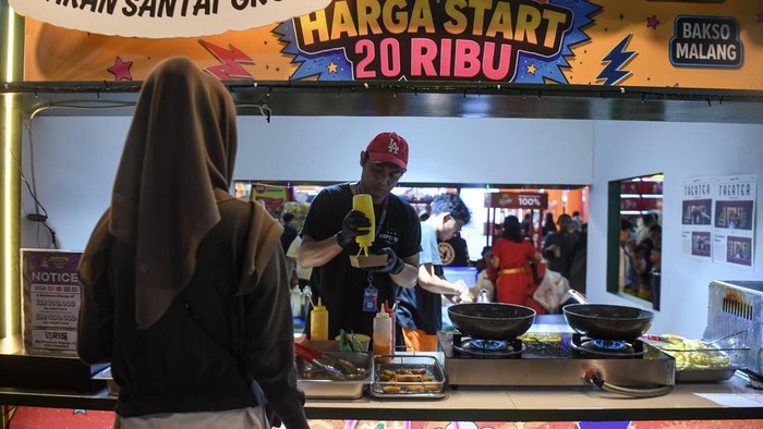 Pengunjung memadati area Jakarta Fair Kemayoran 2026 di Jakarta International Expo, Kemayoran, Jakarta, Minggu (12/7/2026). Pameran multiproduk terbesar di Asia Tenggara yang di mulai 11 Juni 2026 hingga 12 Juli 2026 tersebut mencatat transaksi mencapai Rp8,2 triliun.  ANTARA FOTO/Muhammad Adimaja/bar