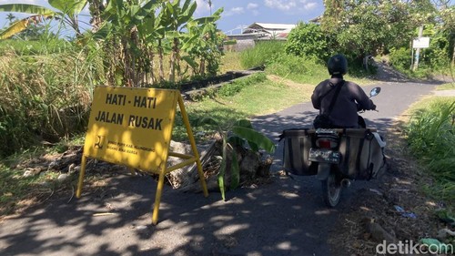 Foto: Kondisi jalan raya Pantai Klotok yang berlubang di Desa Tojan, Kecamatan Klungkung, Klungkung, Bali, Minggu (12/6/2026). (Fatih Kudus Jaelani/detikBali).