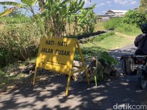 Jalan Berlubang Putus Akses Mobil ke Pantai Klotok Klungkung