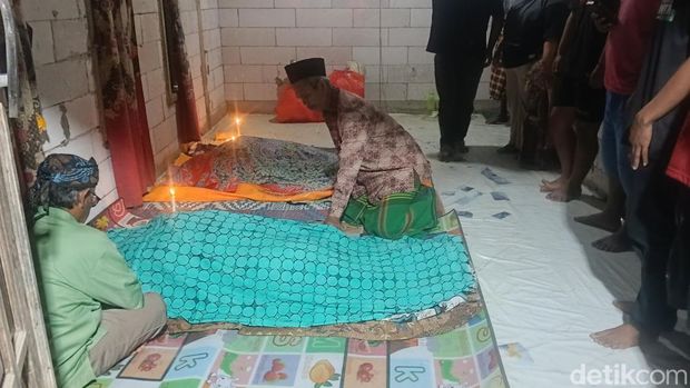 Jasad Ayu dan Yunah terbaring di ruang tamu rumahnya, Minggu (12/7/2026) malam. Jasad Ayu dan Yunah terbaring di ruang tamu rumahnya, Minggu (12/7/2026) malam.
