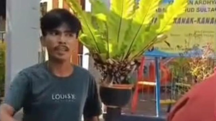 Jukir liar aniaya pengendara mobil di Makassar usai diminta tunjukkan karcis resmi.