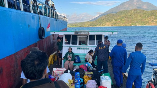 Evakuasi korban kapal karam di Larantuka, Jumat (10/7/2026).